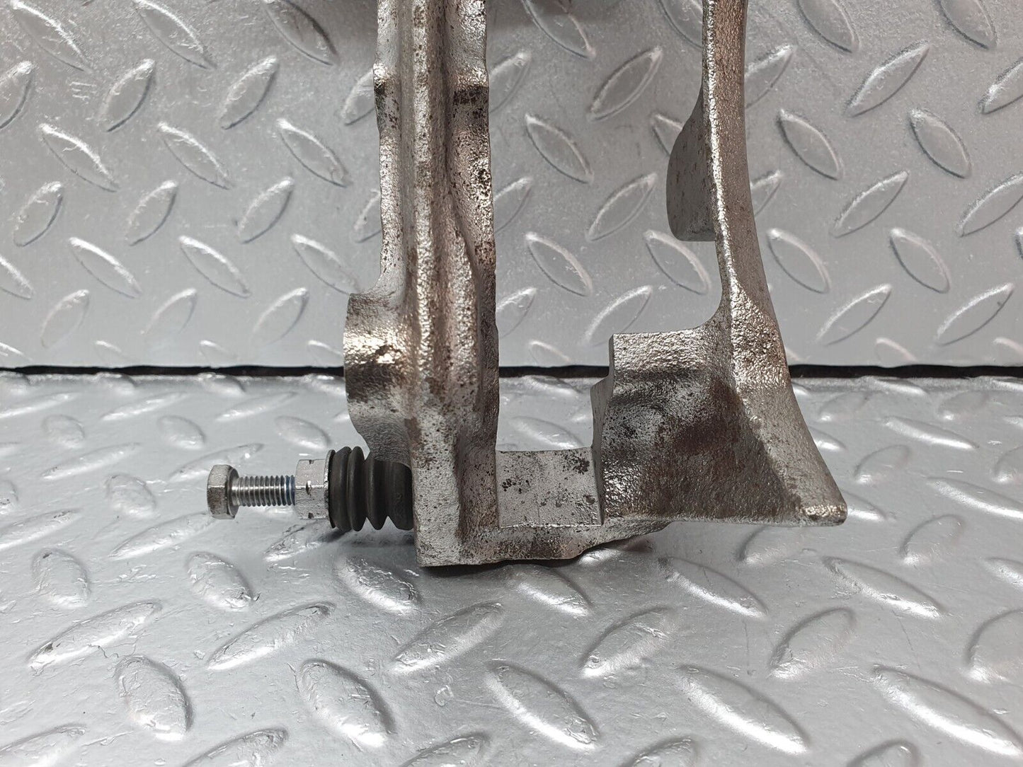 41903 Mercedes-Benz W202 C200 Front Right Brake Caliper Bracket