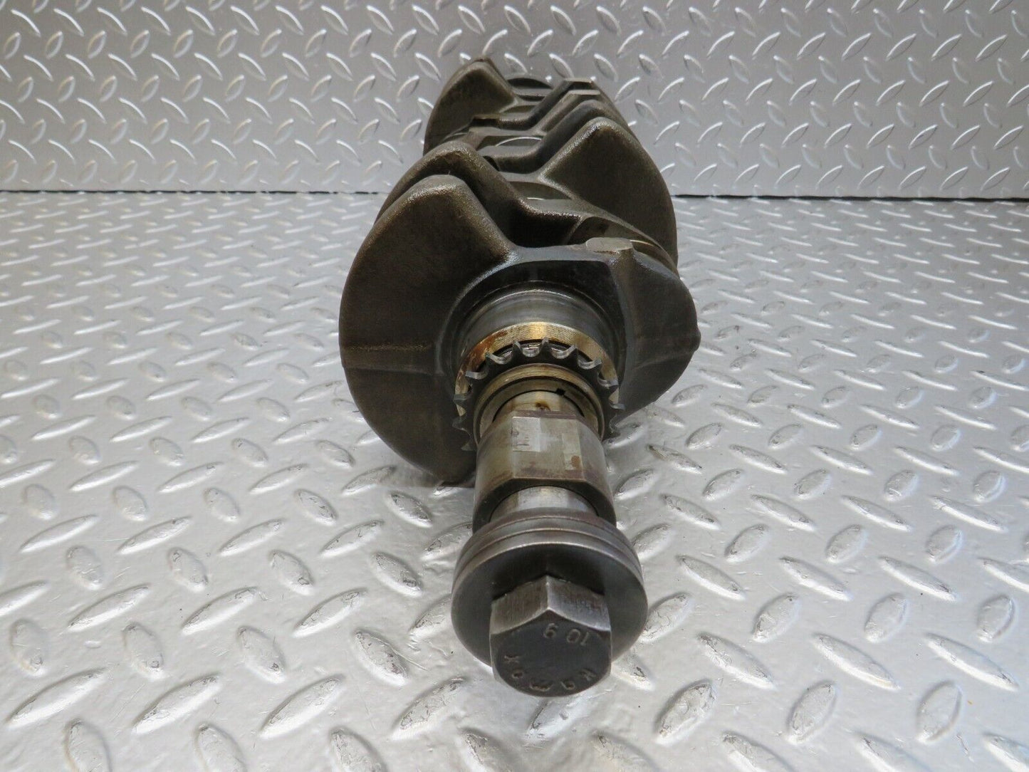 26090 Mercedes-Benz W123 200 Crankshaft 1020310101