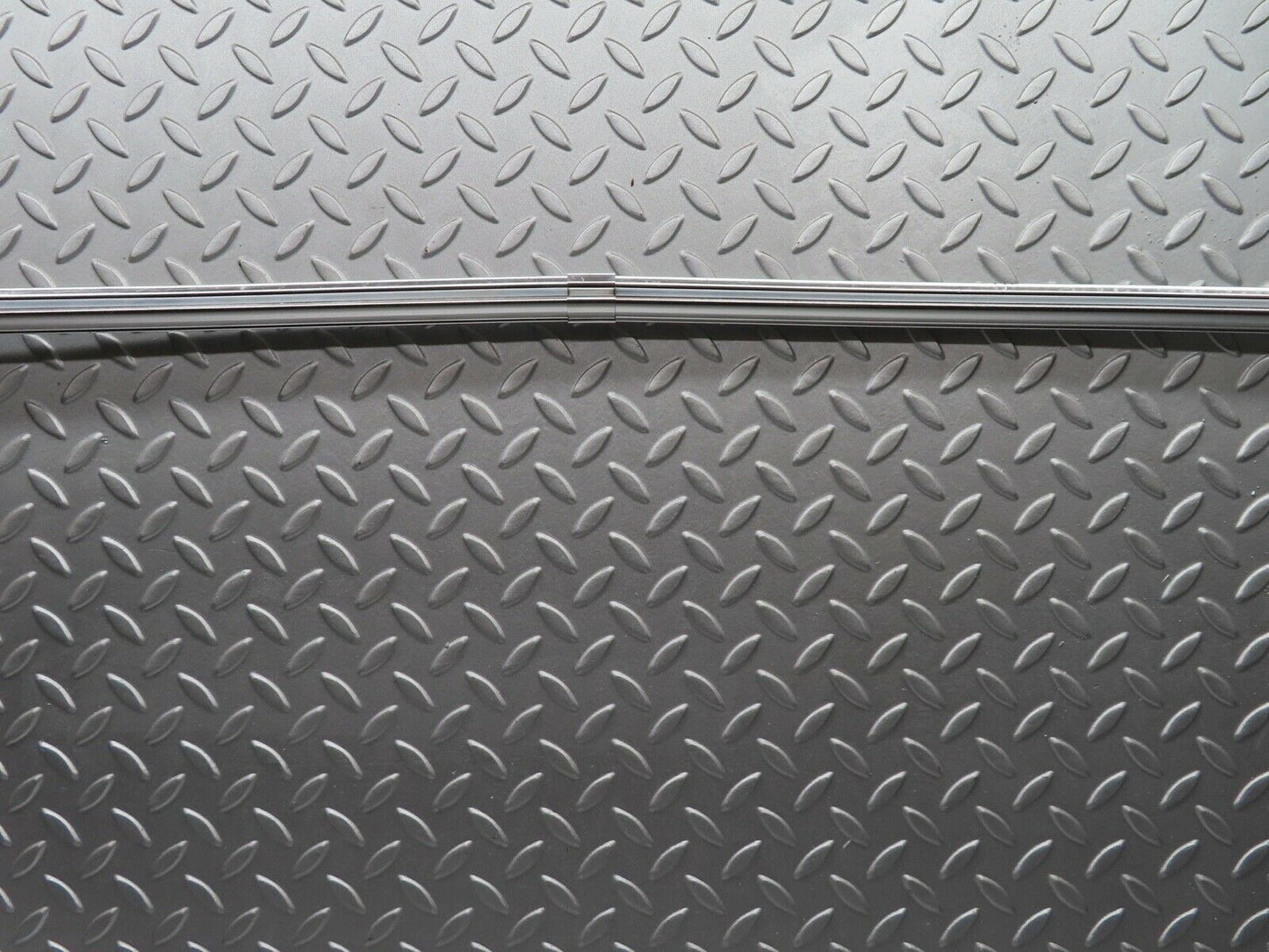19122 Mercedes-Benz W123 300D Rear Windscreen Chrome Frame