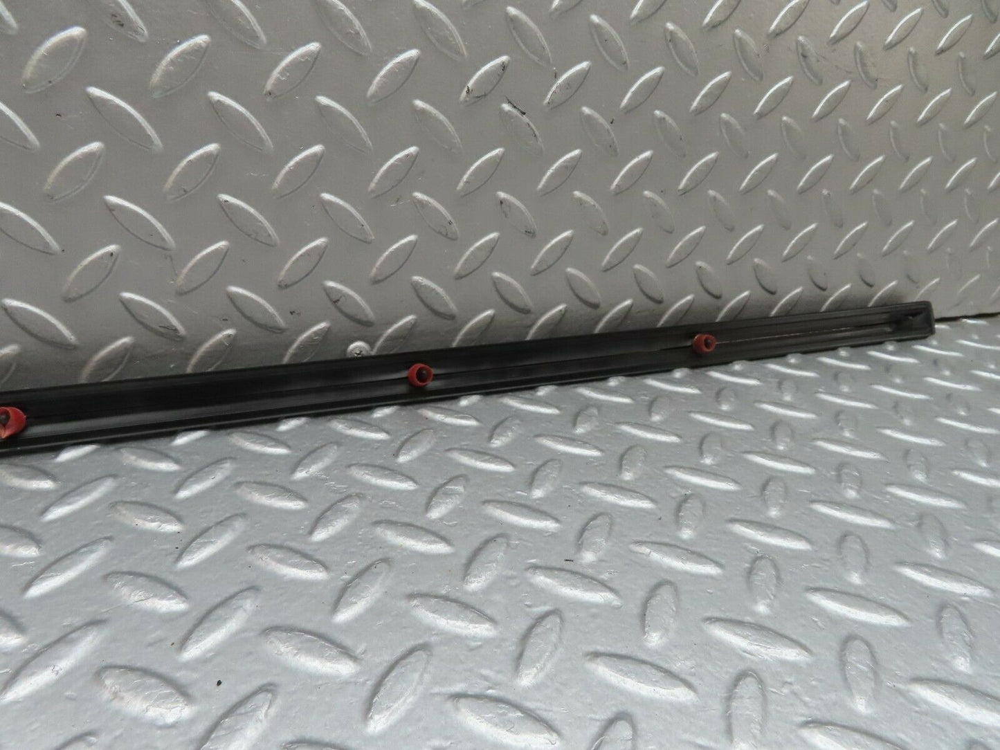 18006 Mercedes-Benz W123 200 Front Right Door Centre Moulding Trim