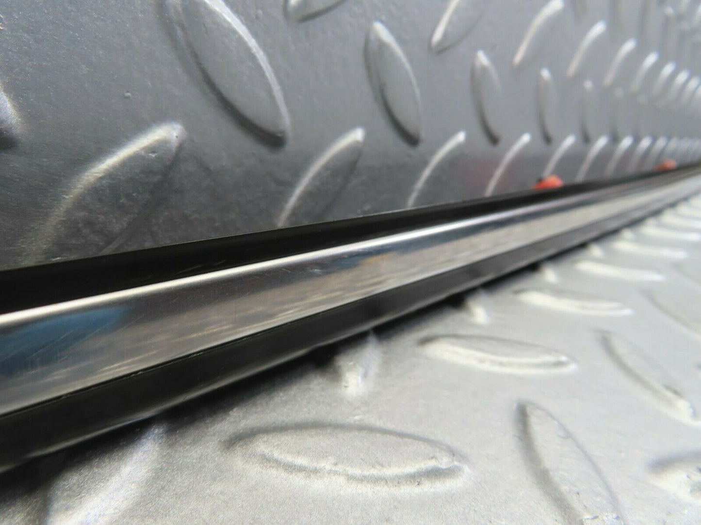 10262 Mercedes-Benz W123 Front Left Fender Centre Moulding Trim