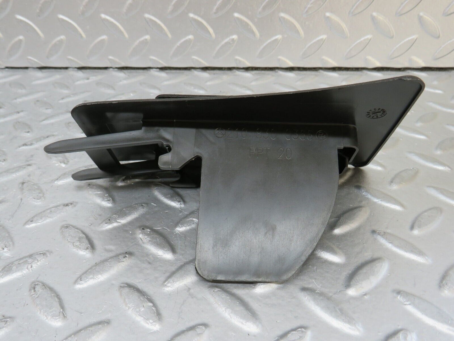 34999 Mercedes-Benz W210 320E Under Dash Air Vent Pair 2108300366 2108300466