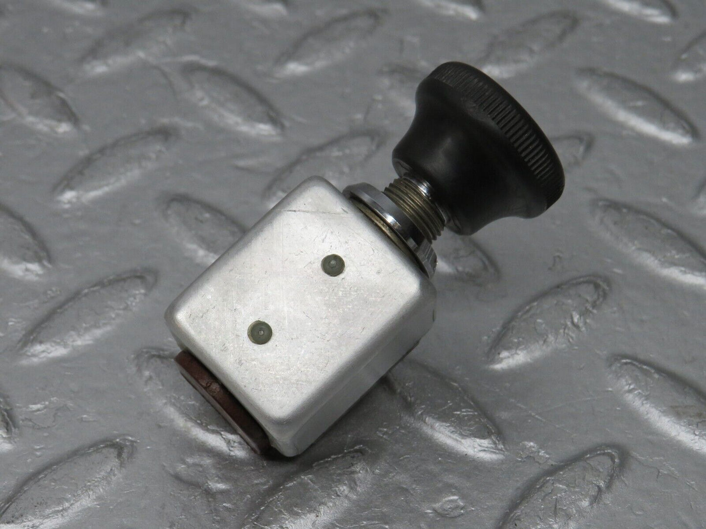 37529 Mercedes-Benz W109 300SEL 3 Pin Pull Switch 31263001