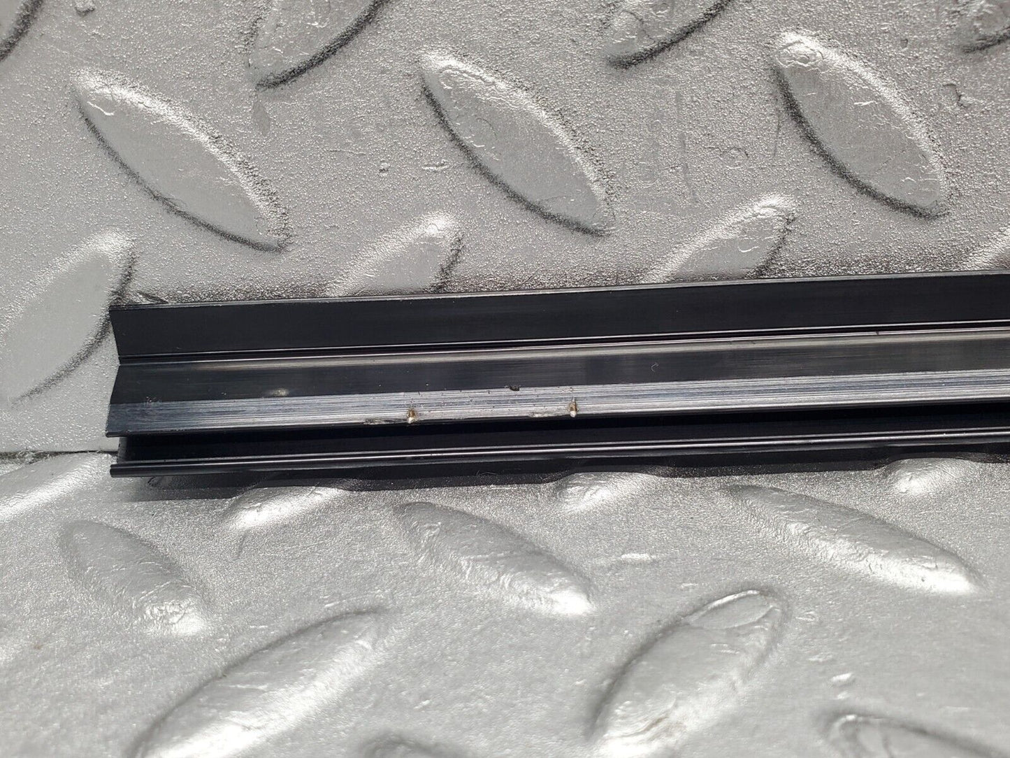 46977 Mercedes-Benz R129 320SL Coupe Right Door Window Moulding Trim