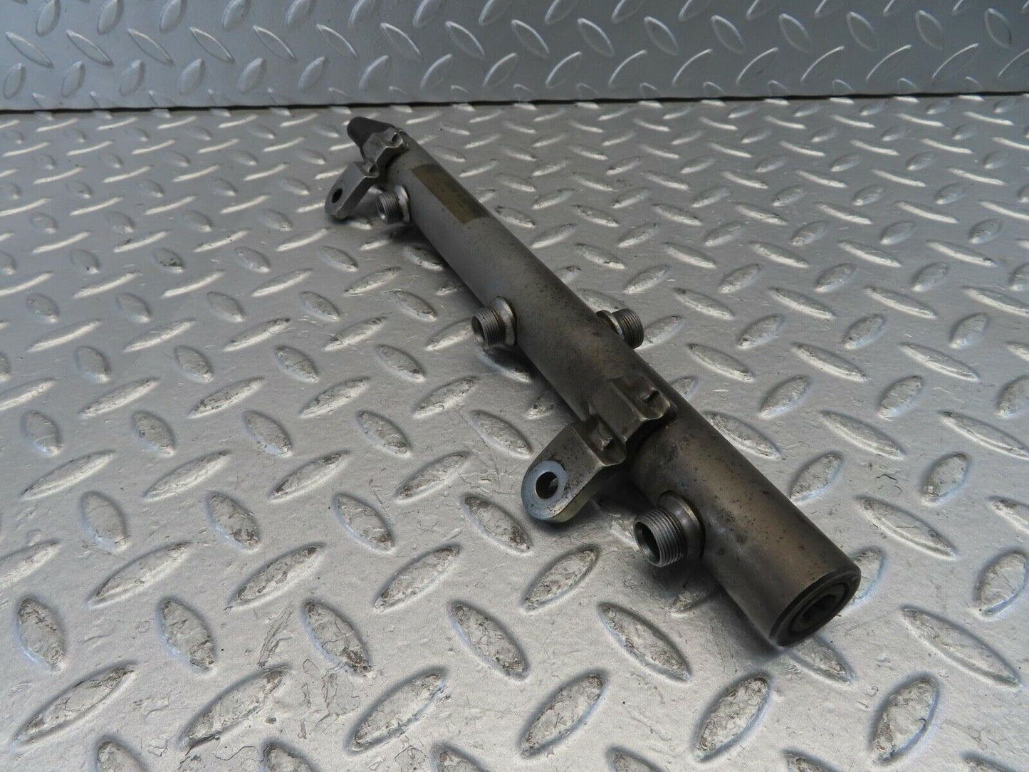 11207 Mercedes-Benz W221 S320 Fuel Rail Right Side With Pressure Sensor