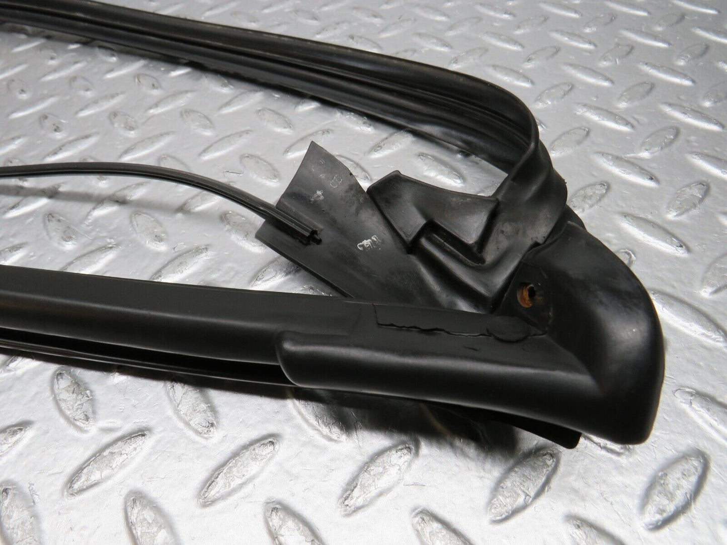 39677 Mercedes-Benz R129 320SL Coupe Front Windscreen Rubber Seal