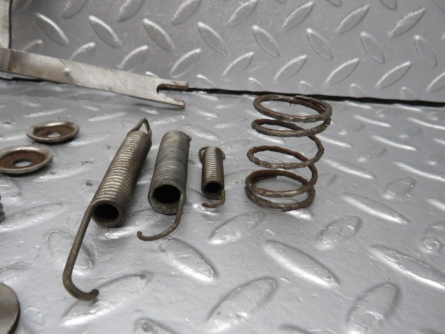 40504 Mercedes-Benz W110 230 Rear Brake Shoes Accessories Left And Right