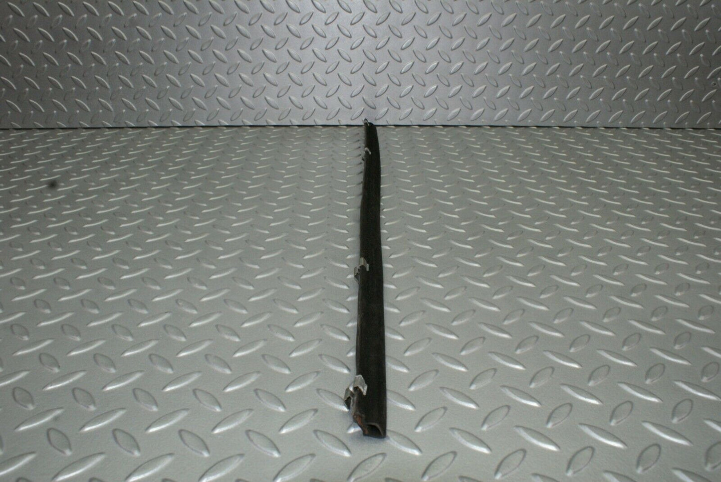 2648 Mercedes-Benz W116 350SE Glass Seal Trim Rubber Front Left