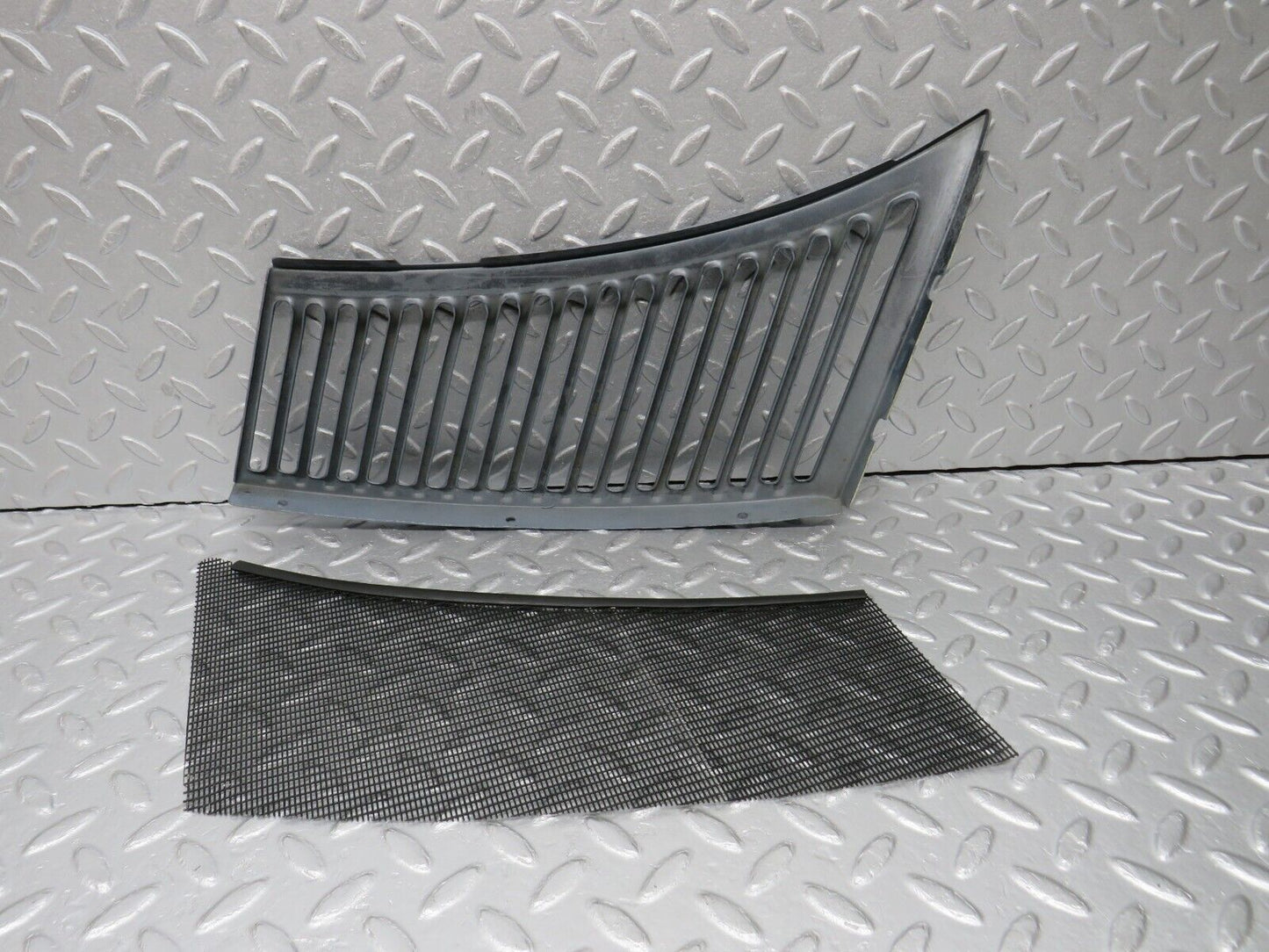 39082 Mercedes-Benz R107 500SL Air Intake Grill Right Side