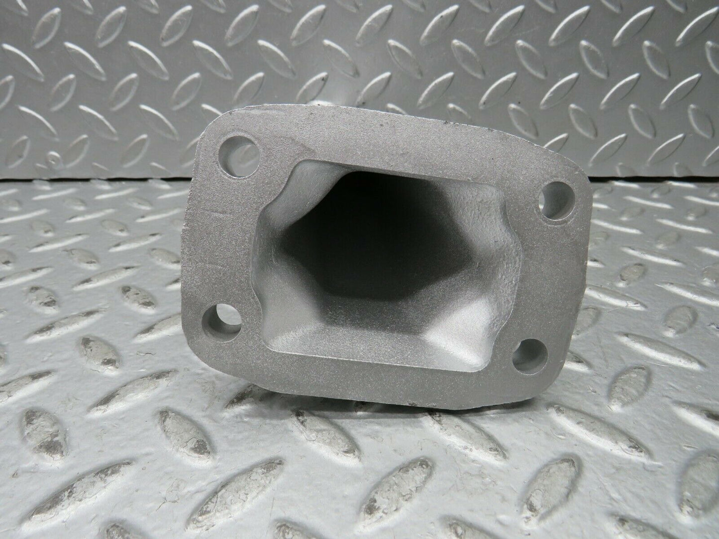 22157 Mercedes-Benz S123 280TE Wagon Engine Mount Bracket Right 1232230304
