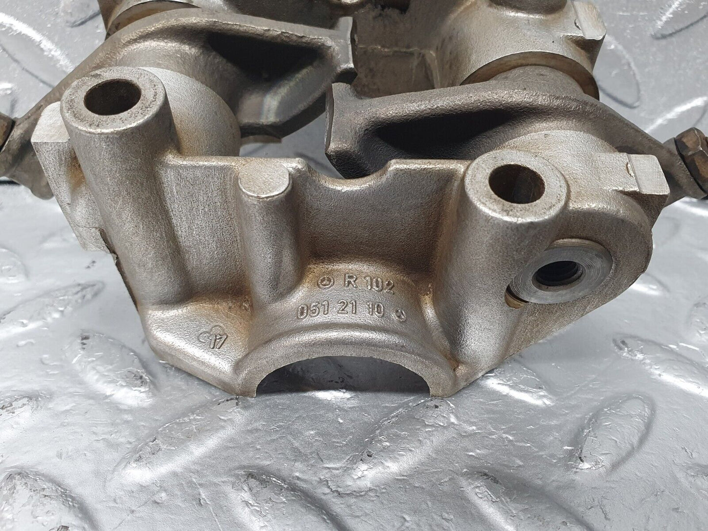 44010 Mercedes-Benz C123 230CE Rocker Arms Camshaft Bearing Block 1020512110
