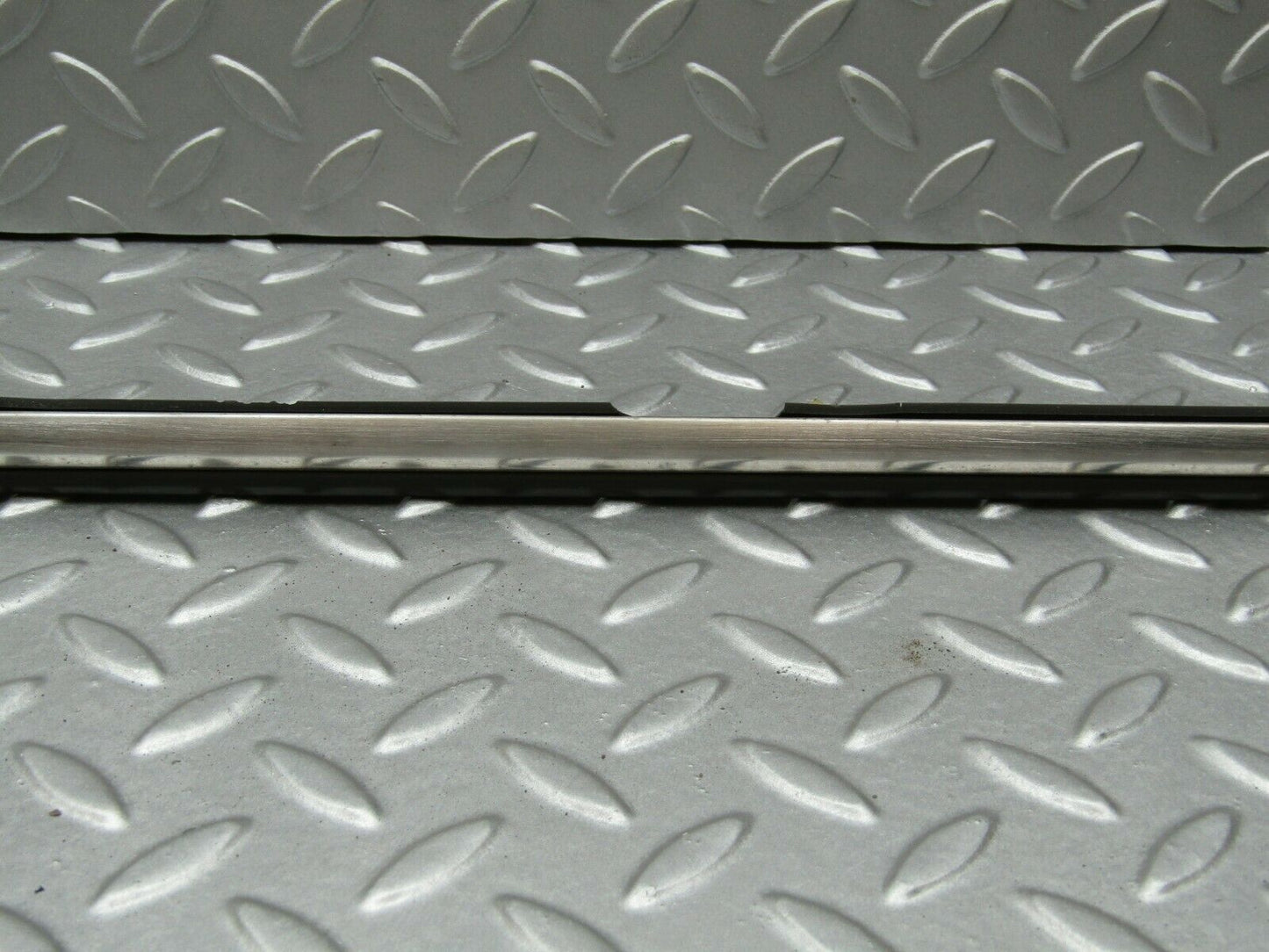 3339 Mercedes-Benz W115 220D Centre Fender Chrome Trim Front Right