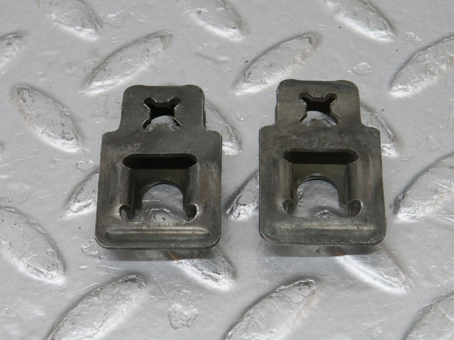 34130 Mercedes-Benz W124 260E Fuel Injector Bracket 2x