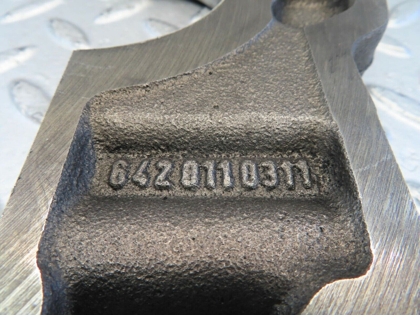 11288 Mercedes-Benz W221 S320 Crankshaft Bearing Holder Block 6420110311