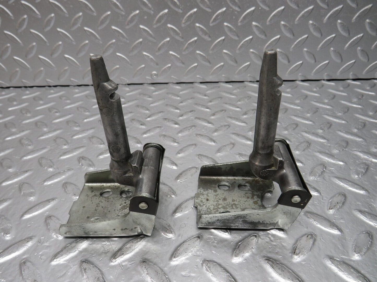 32555 Mercedes-Benz S124 300TE Wagon Rear Seat Hinge