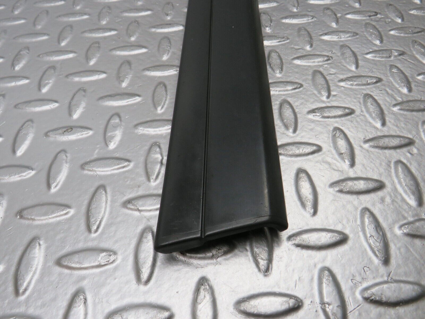 32302 Mercedes-Benz S124 300TE Wagon Front Left Door Centre Moulding Trim