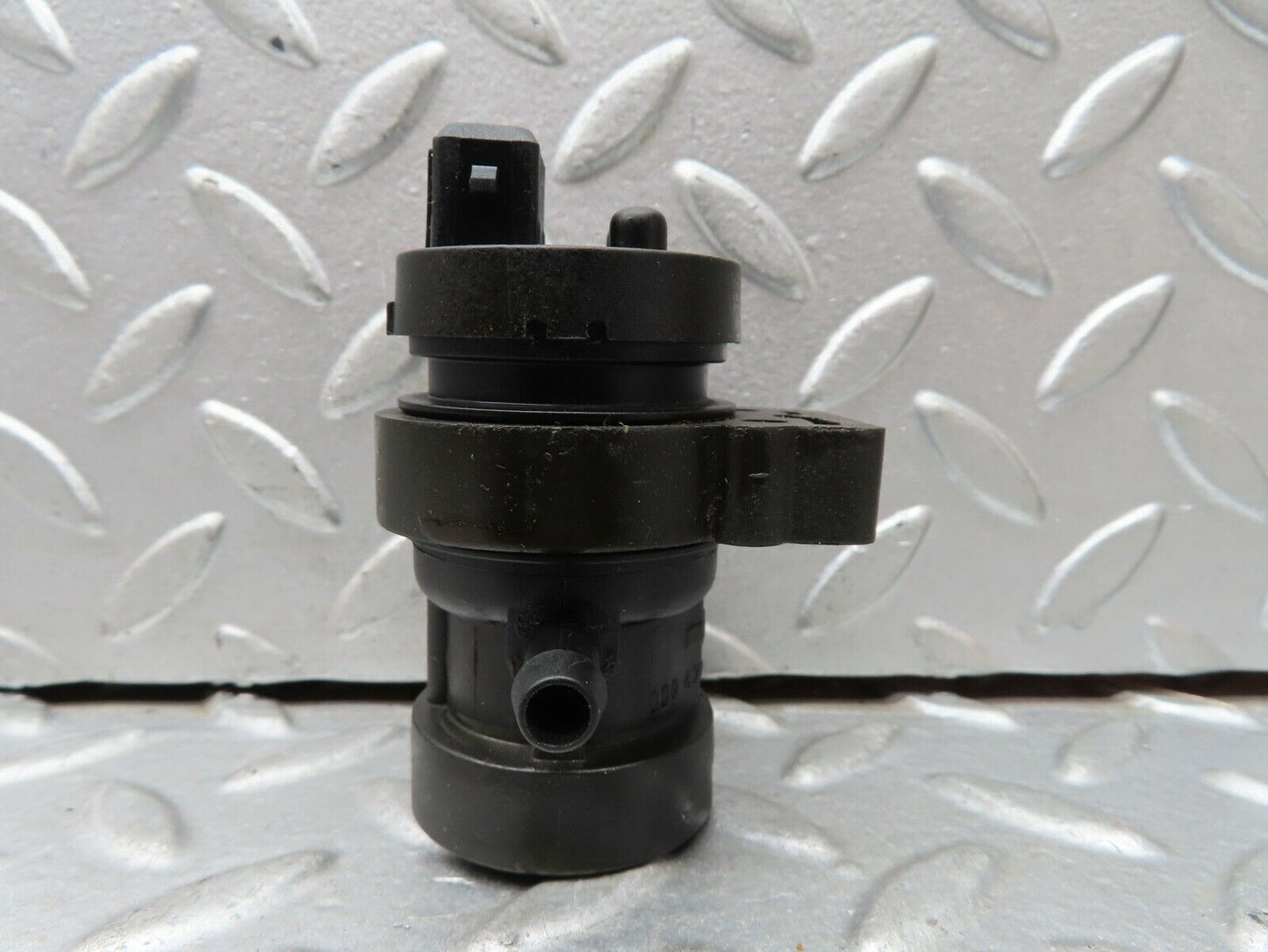 19447 Mercedes-Benz C140 CL420 Coupe Vacuum Valve 0004702093