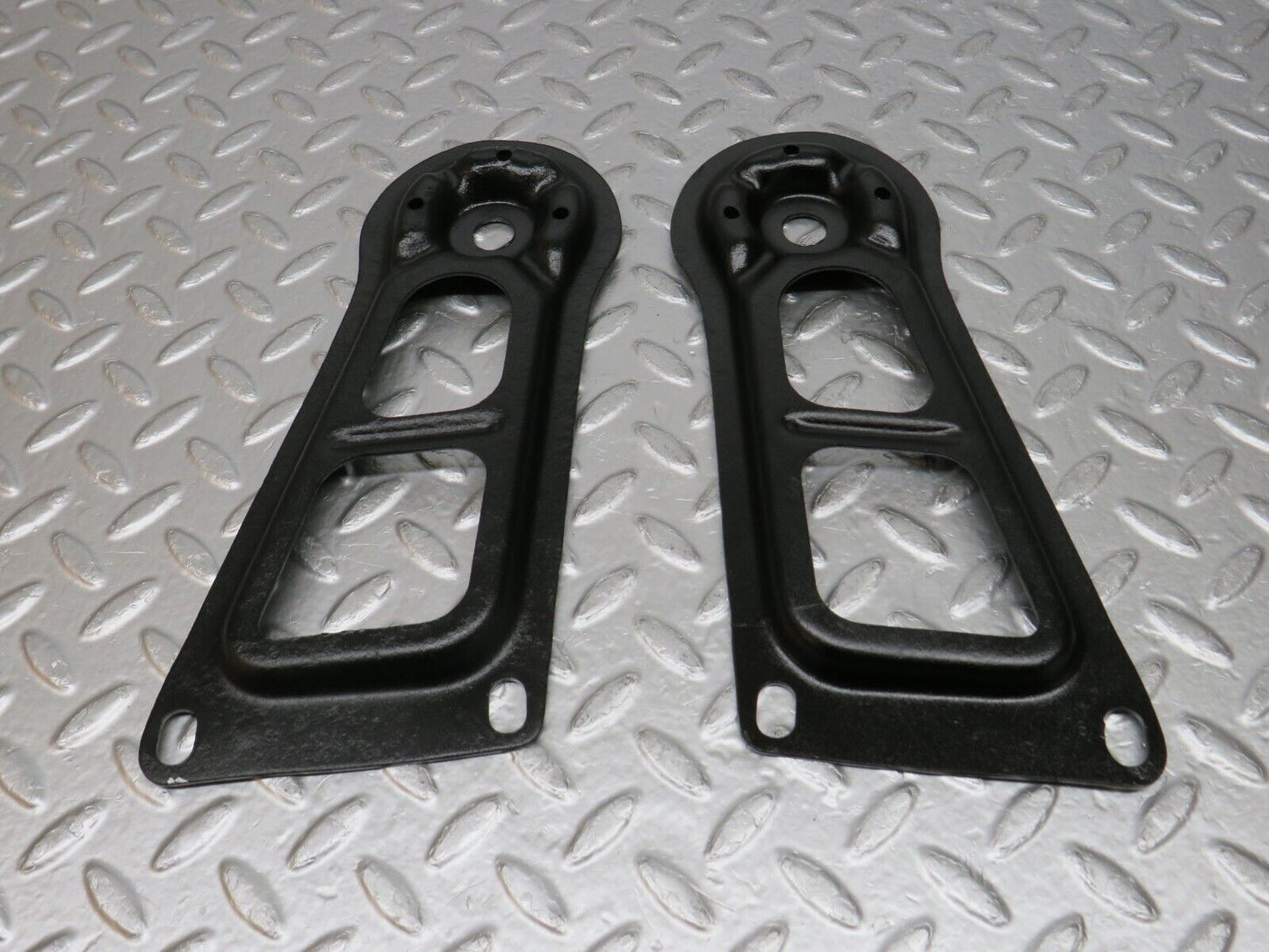 0806 Mercedes-Benz C107 350SLC Coupe Rear Suspension Axle Mounting Bracket