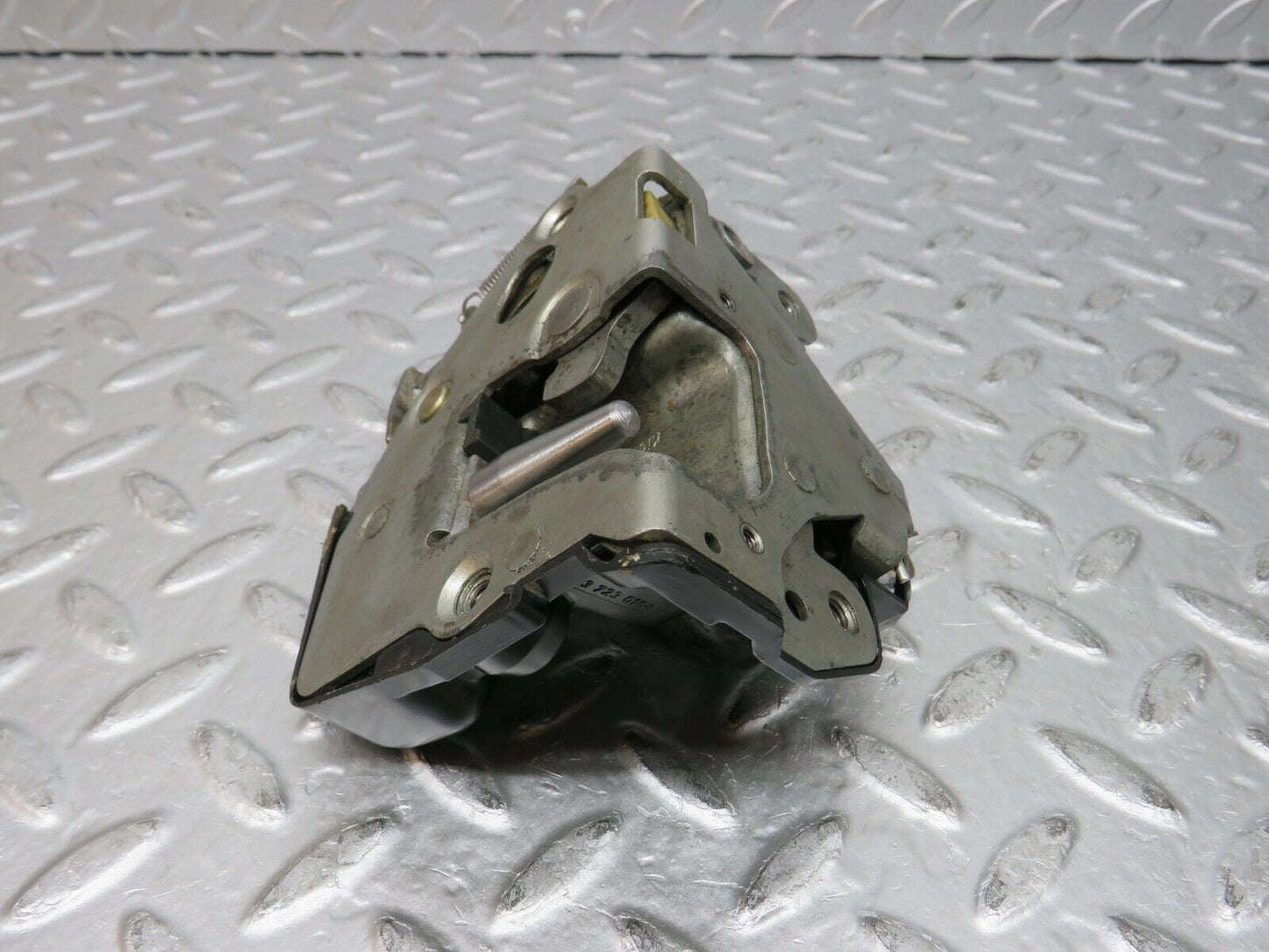 31083 Mercedes-Benz W123 200D Front Left Door Lock Mechanism 1237230108