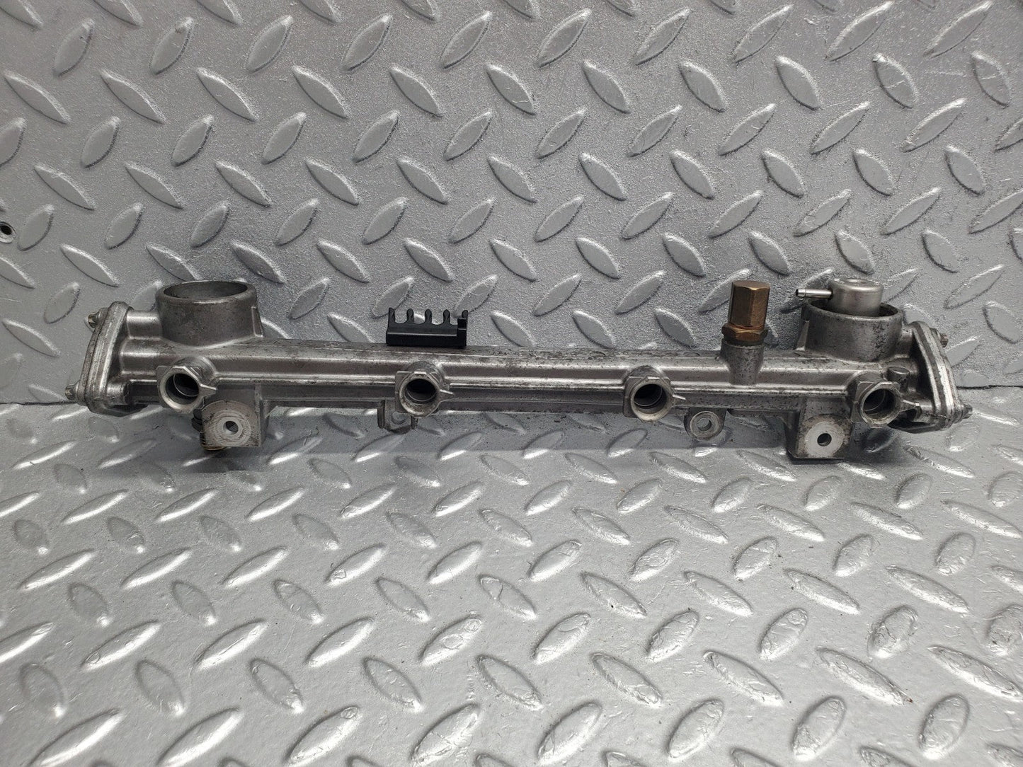W124 Wagon fuel injector rail used OEM