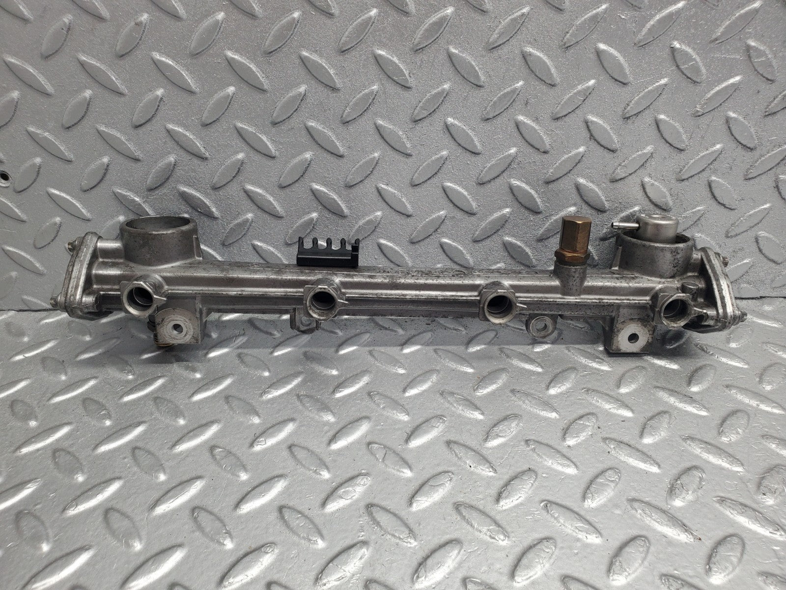 W124 Wagon fuel injector rail used OEM