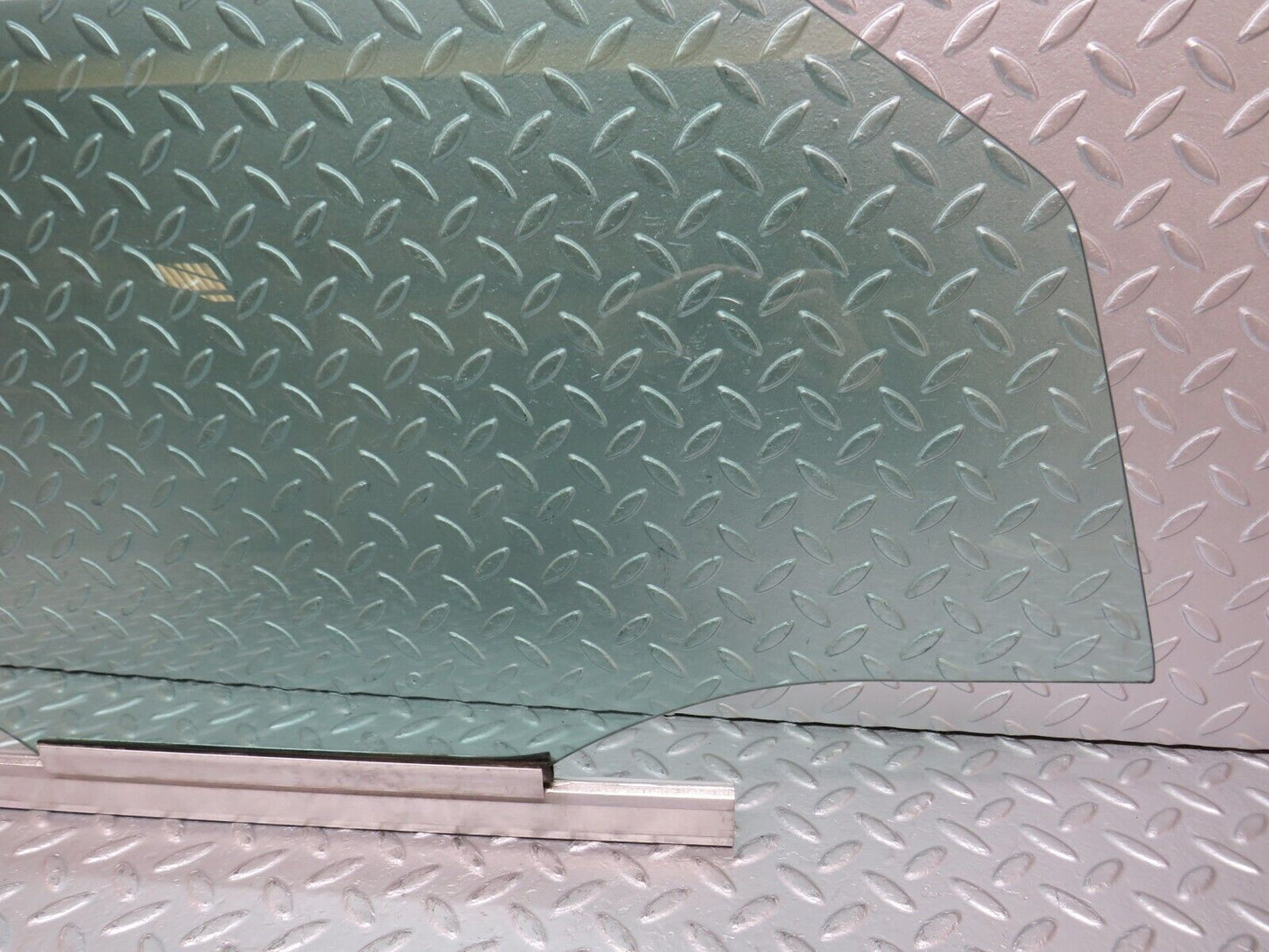 33261 Mercedes-Benz W202 C180 Front Right Door Window Glass