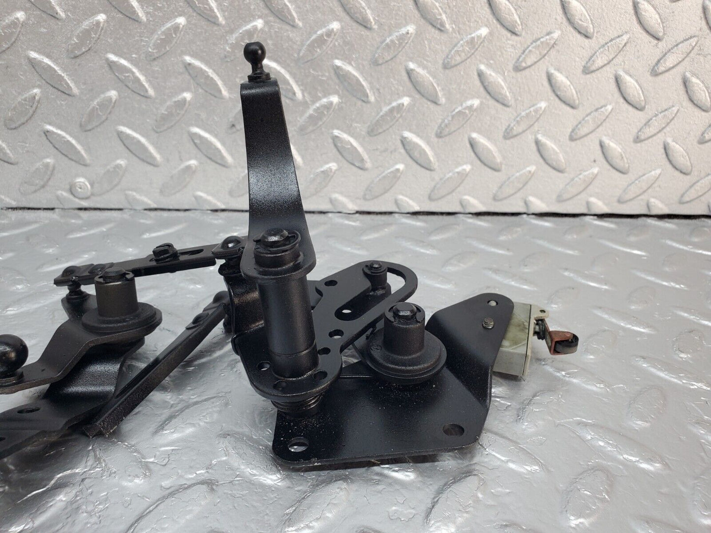 45411 Mercedes-Benz 280E M110.983 Throttle Linkage 0025450114