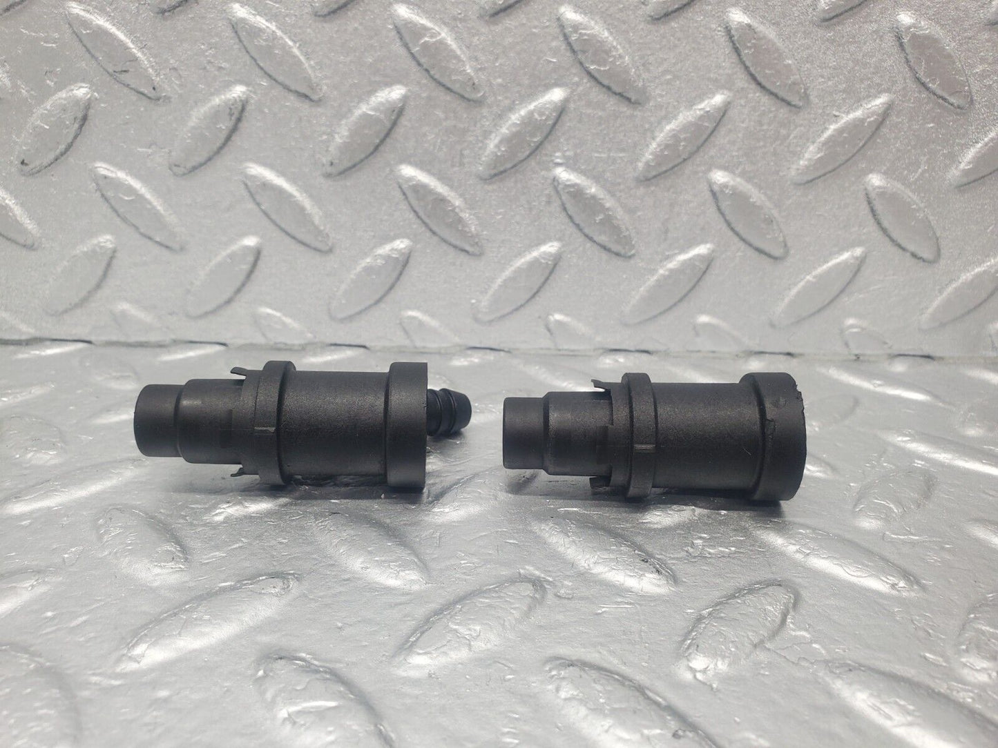 46040 Mercedes-Benz W126 420SE Fuel Injector Holder 2X