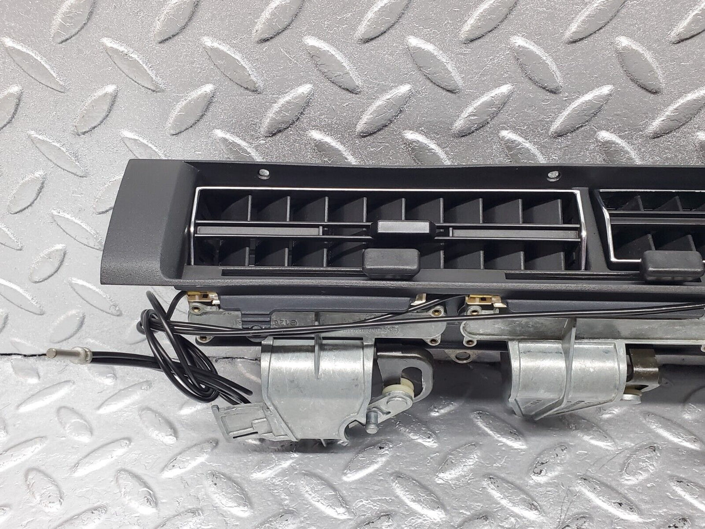 45925 Mercedes-Benz W126 420SE Dashboard Centre Air Vent 1268300654 1268310030 1268310130