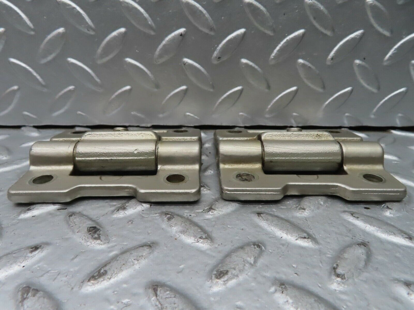 21537 Mercedes-Benz W126 300SE Door Hinges Pair 1237200037