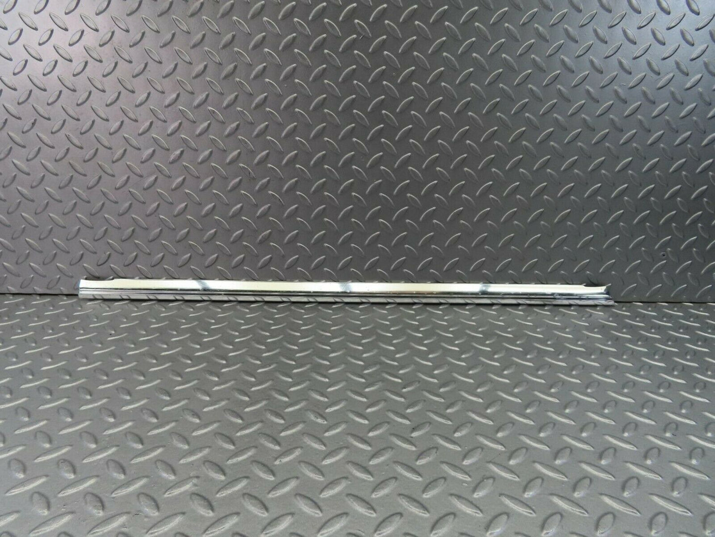 7845 Mercedes-Benz W115 220D Front Right Door Chrome Trim