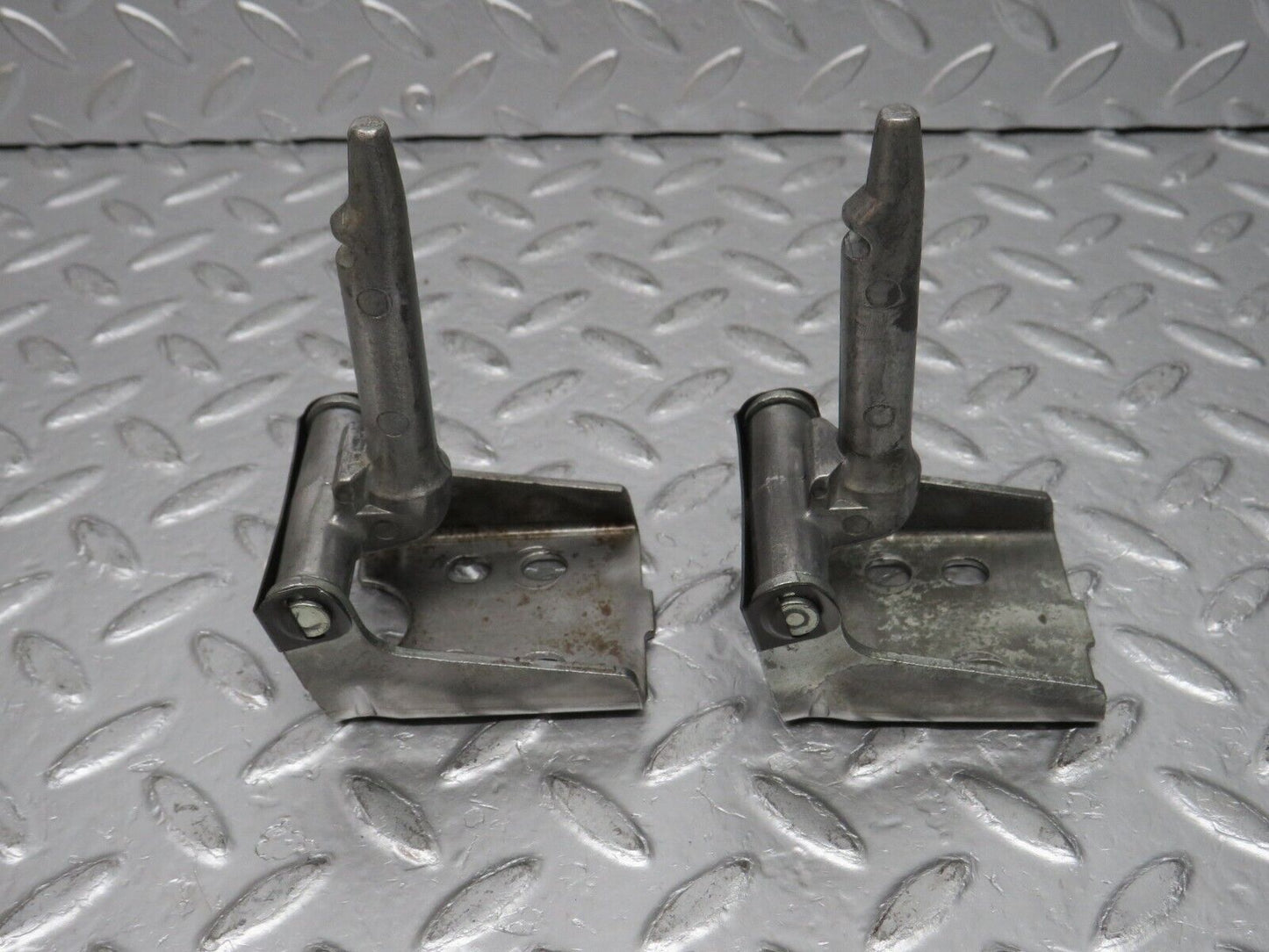 32556 Mercedes-Benz S124 300TE Wagon Rear Seat Hinge