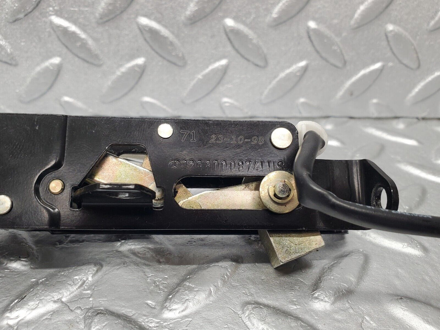 46943 Mercedes-Benz R129 320SL Coupe Soft Top Lock Latch Right 1298000874 1298211051