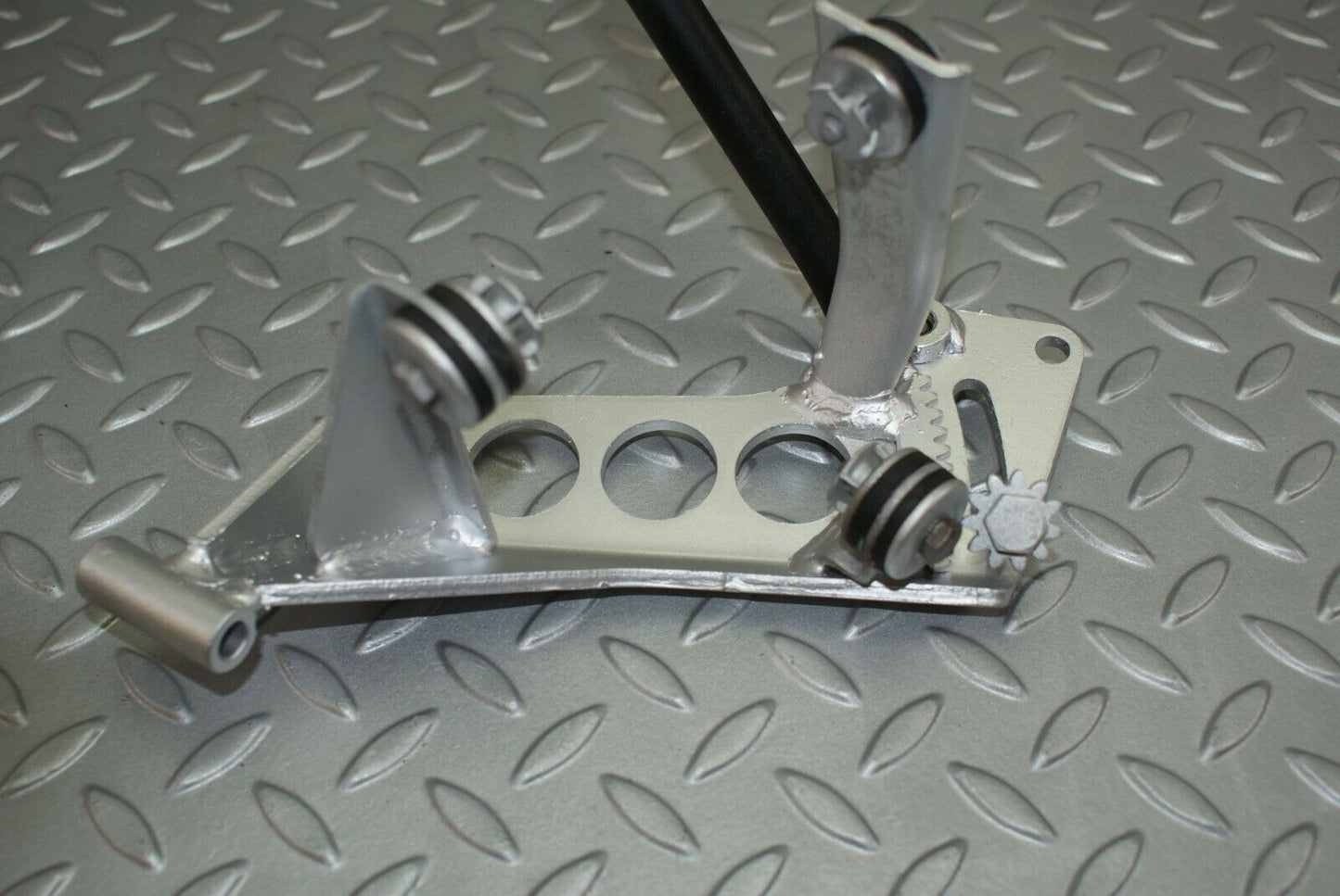 2999 Mercedes-Benz C123 280CE Coupe Power Steering Pump Holder Bracket