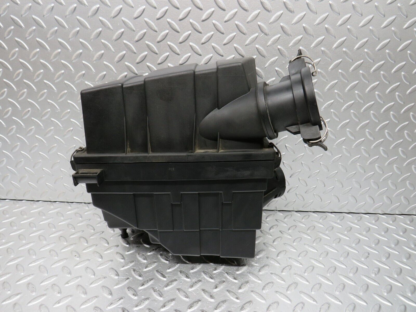 31203 Mercedes-Benz S124 220TE Wagon Air Filter Housing 1110940102