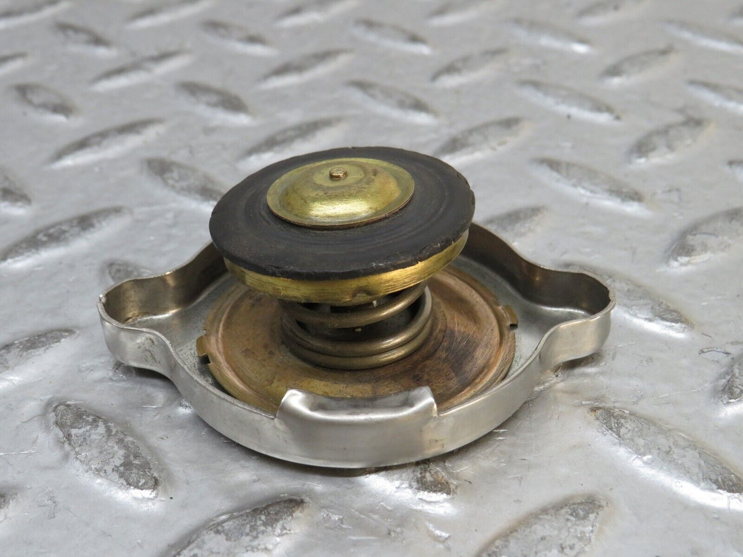 28790 Mercedes-Benz W123 230E Radiator Cap 1235010015