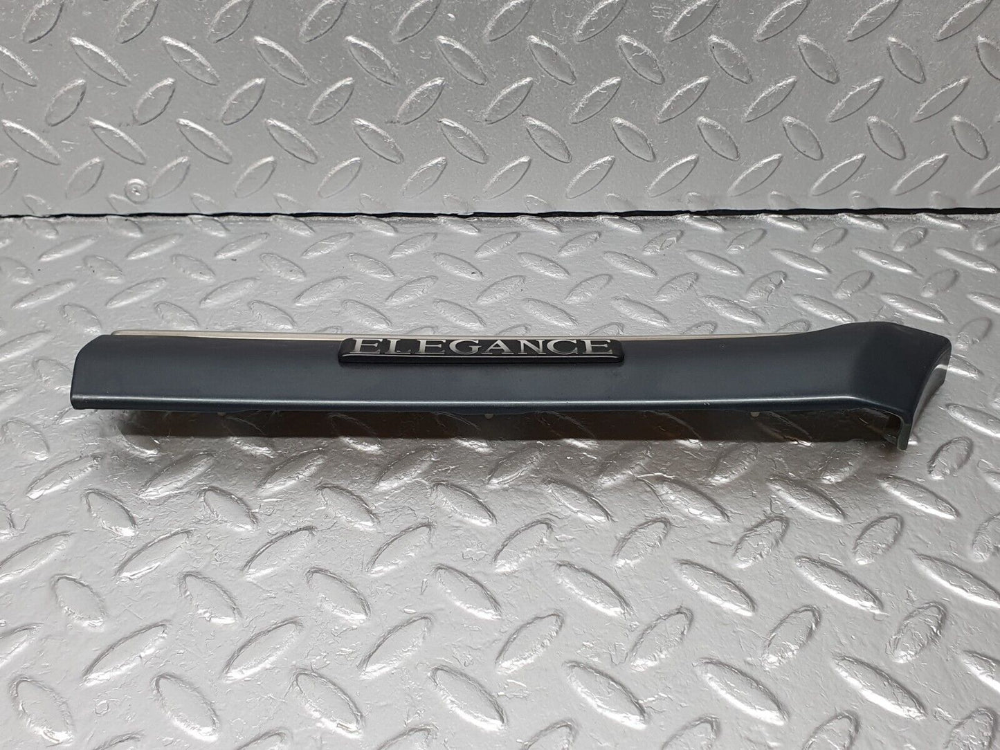 41802 Mercedes-Benz W202 C200 Front Right Fender Wing Centre Moulding 2026909262