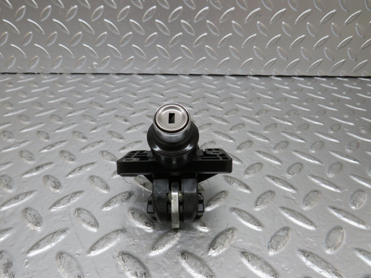 25317 Mercedes-Benz W201 190D Trunk Lock No Key