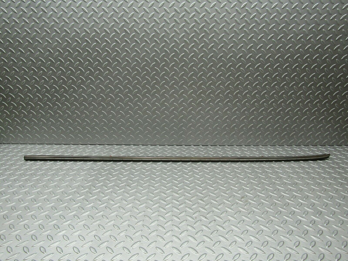 3340 Mercedes-Benz W115 220D Centre Fender Wing Chrome Trim Front Left