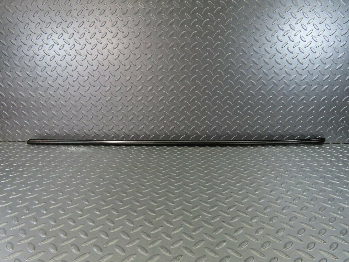 10271 Mercedes-Benz W123 Front Right Fender Centre Moulding Trim