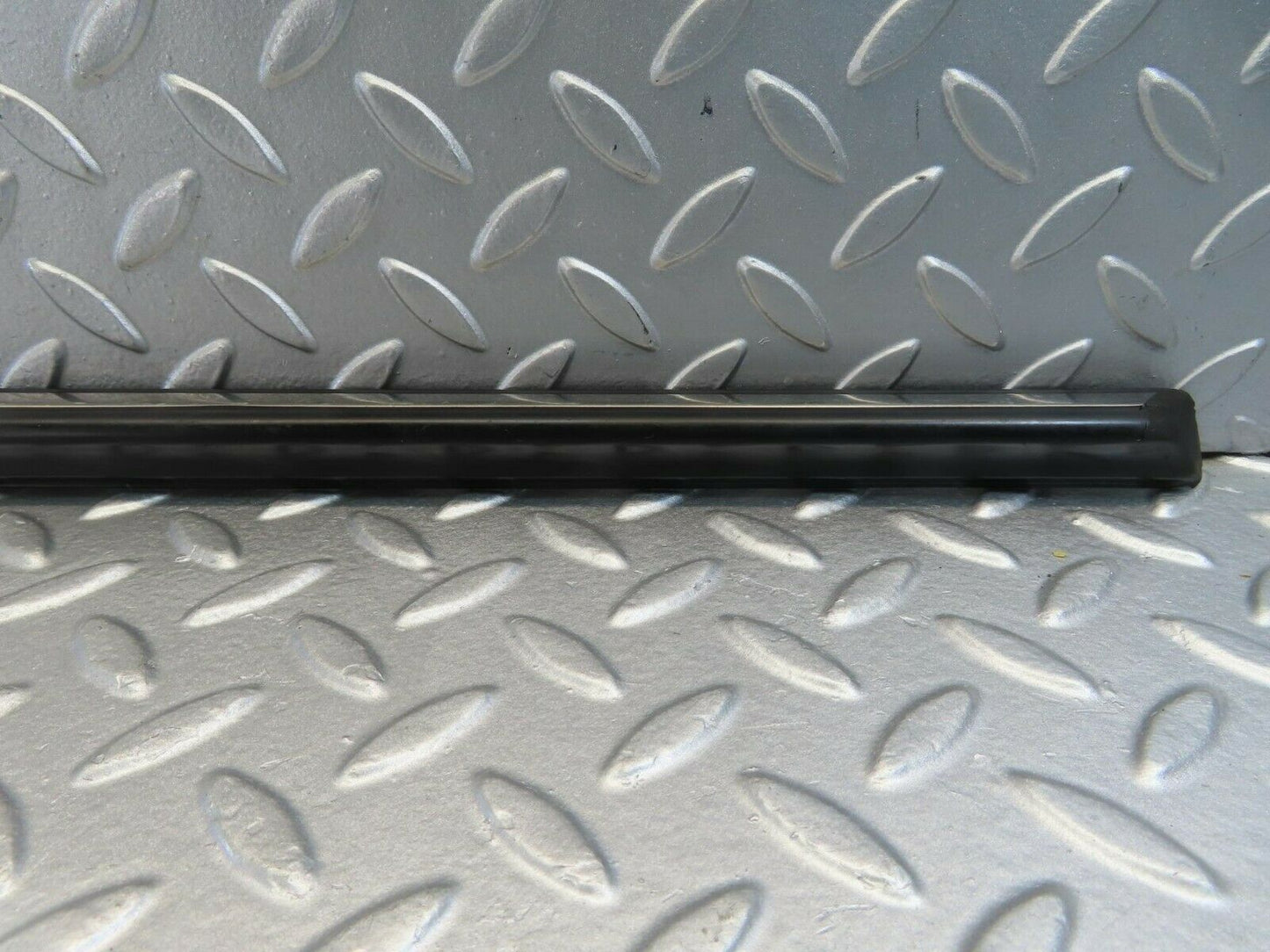 10897 Mercedes-Benz W123 230E Front Right Door Centre Moulding Trim
