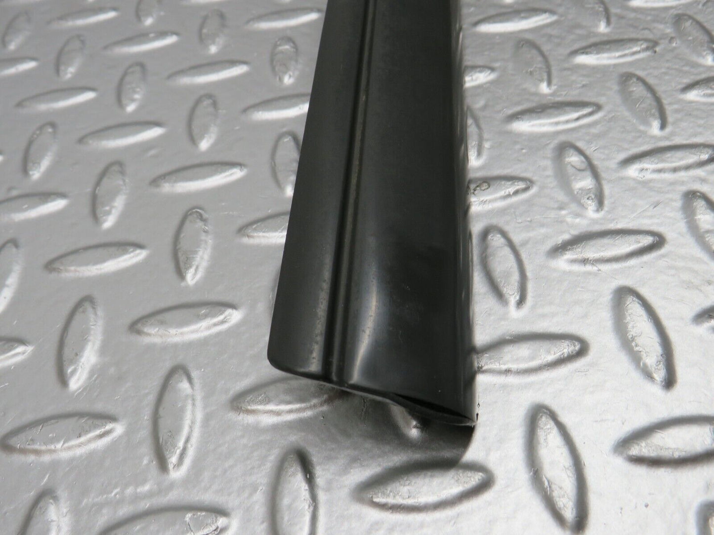 32299 Mercedes-Benz S124 300TE Wagon Front Right Door Lower Moulding Trim