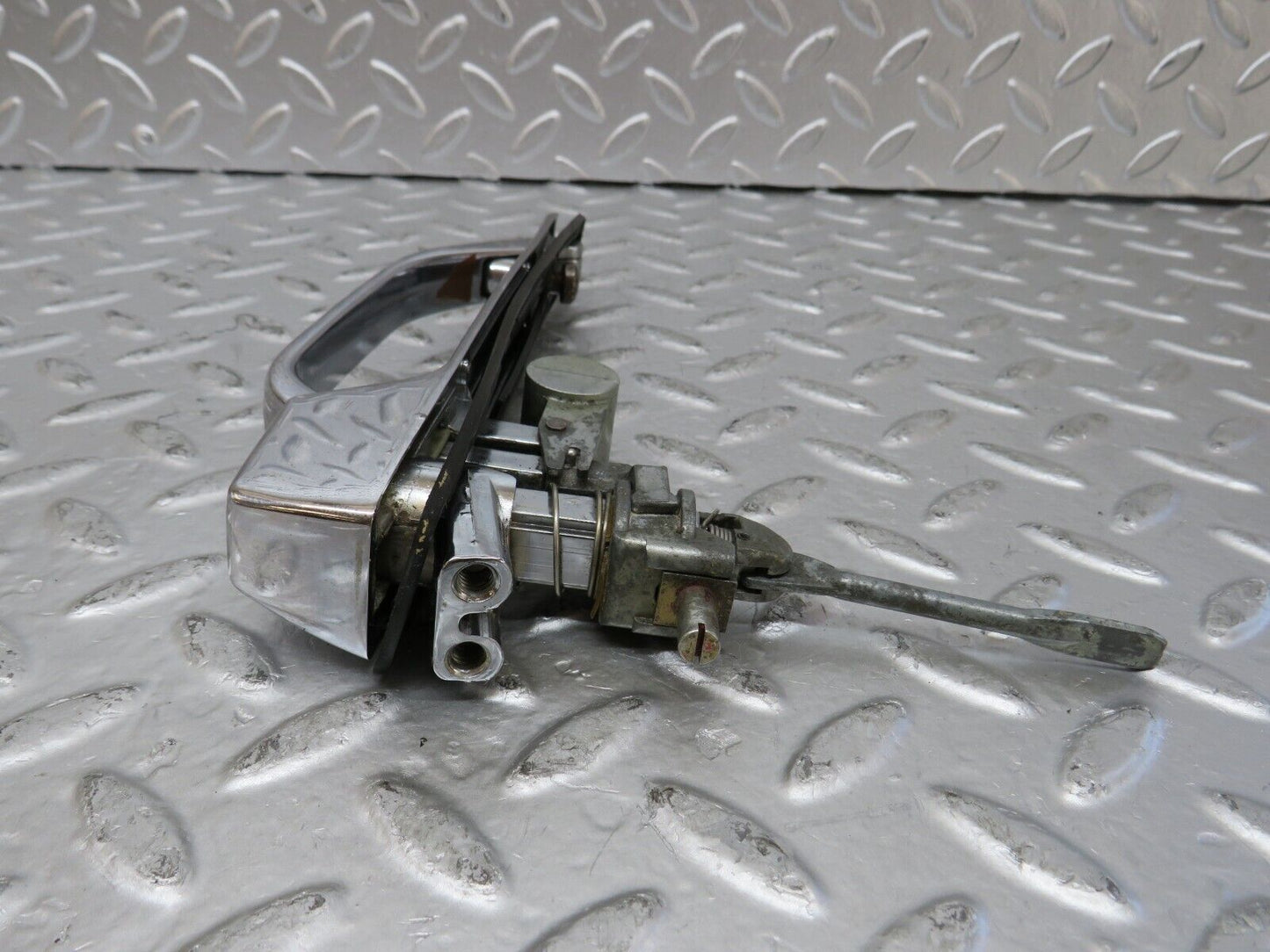 26083 Mercedes-Benz W116 450SE Chrome Door Handle Fr. Left No Key 1167600159