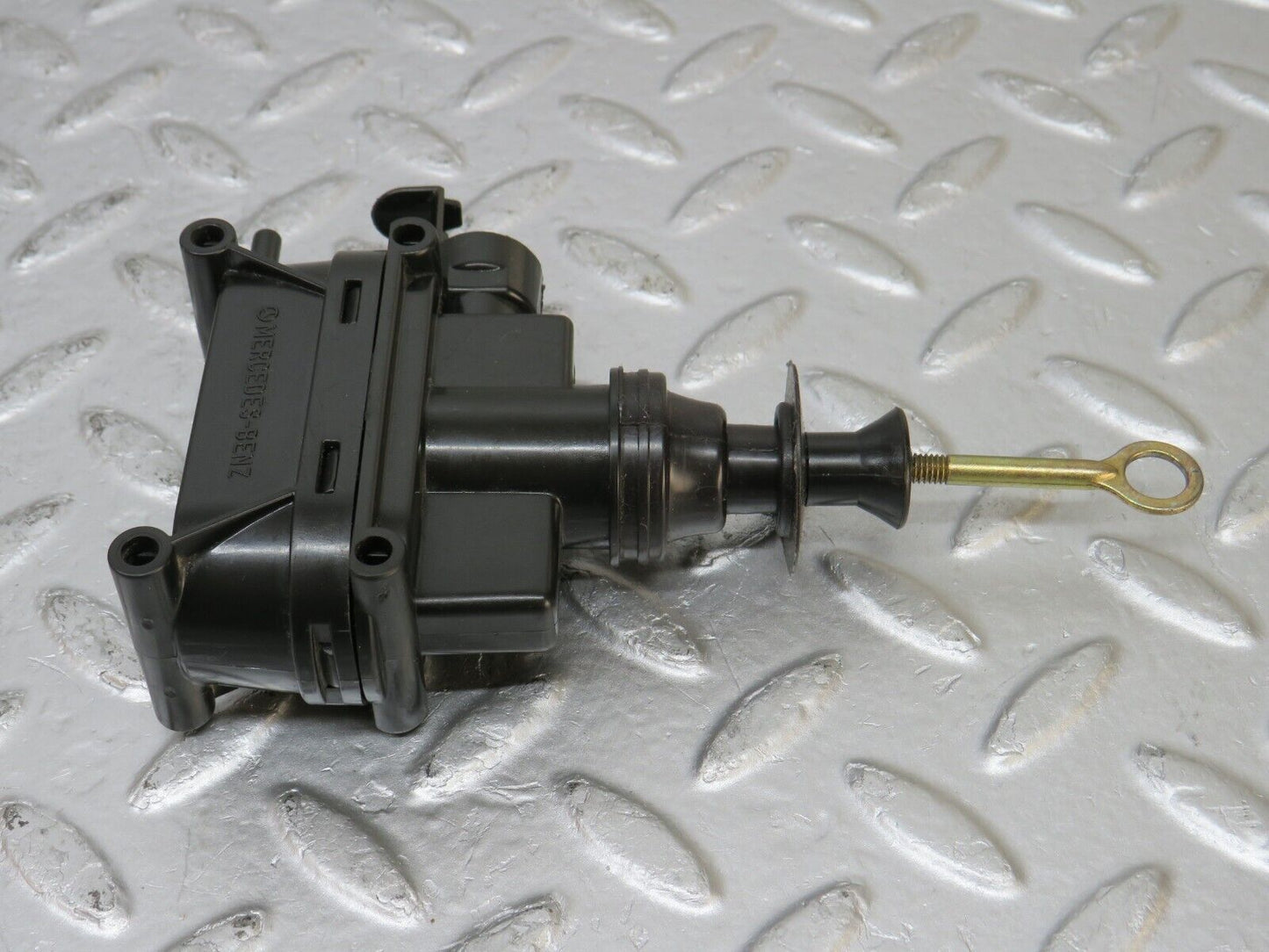 33903 Mercedes-Benz W124 260E Door Lock Vacuum Actuator Front Left