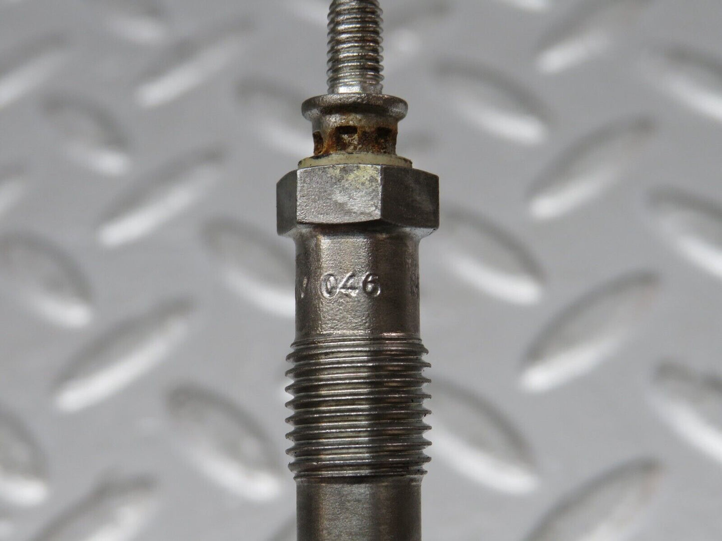 32894 Mercedes-Benz W123 300D Glow Plug Bosch Y-902R 046