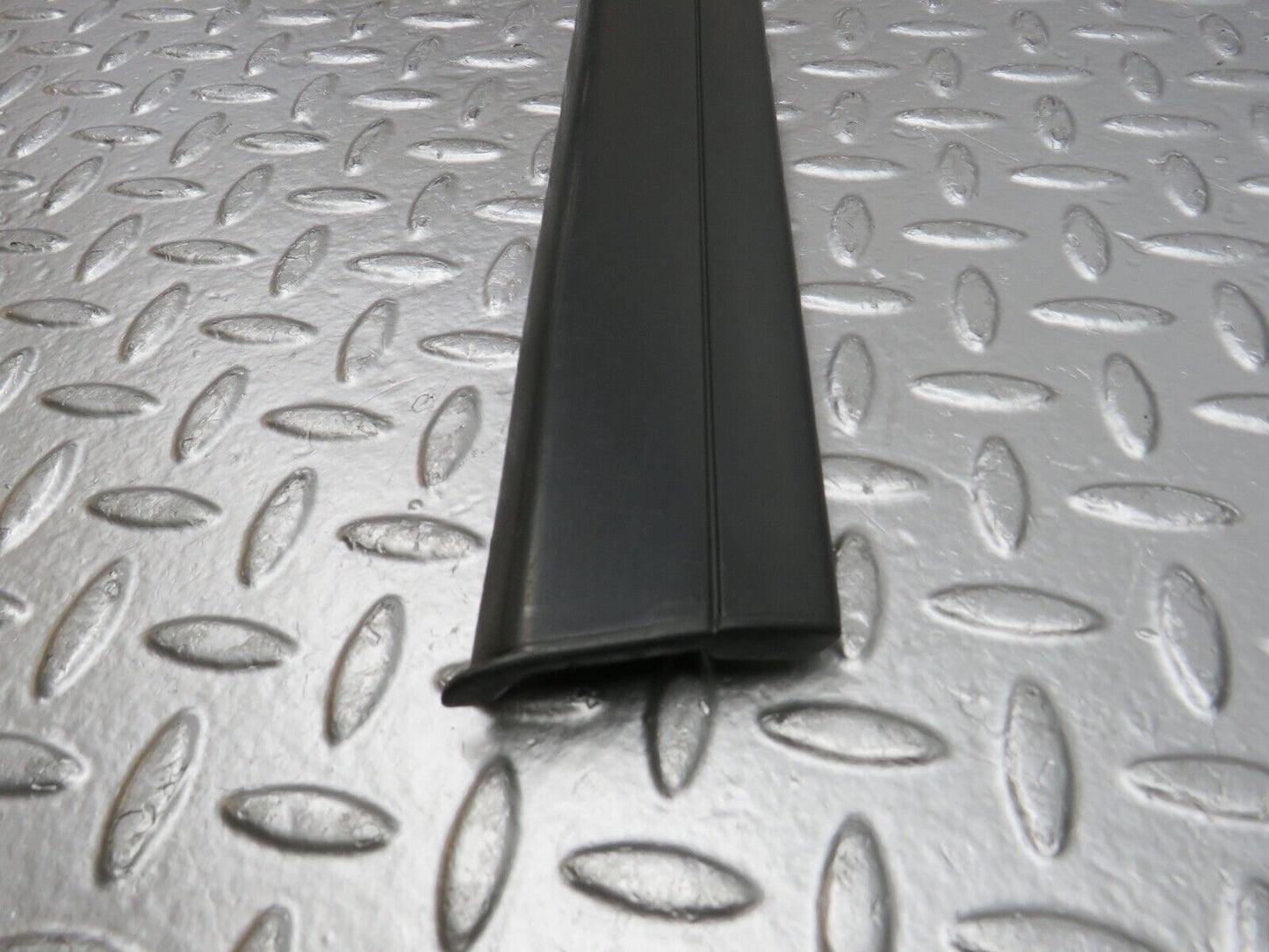 32302 Mercedes-Benz S124 300TE Wagon Front Left Door Centre Moulding Trim