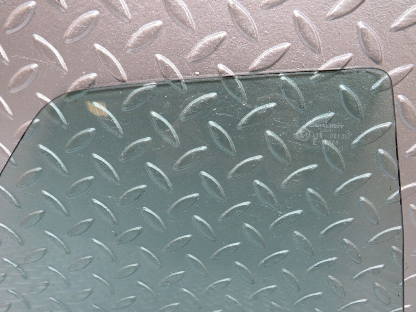 30083 Porsche 924 Rear Right Window Glass