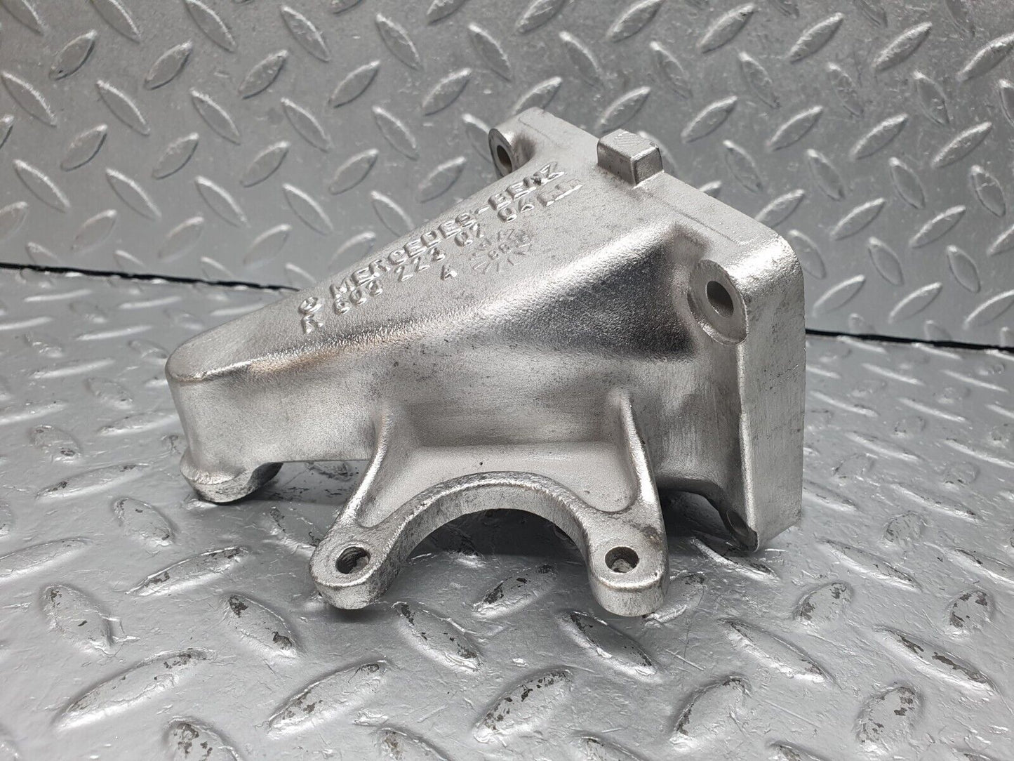 41012 Mercedes-Benz W126 300SE Engine Mount Bracket Right Side 6032230704