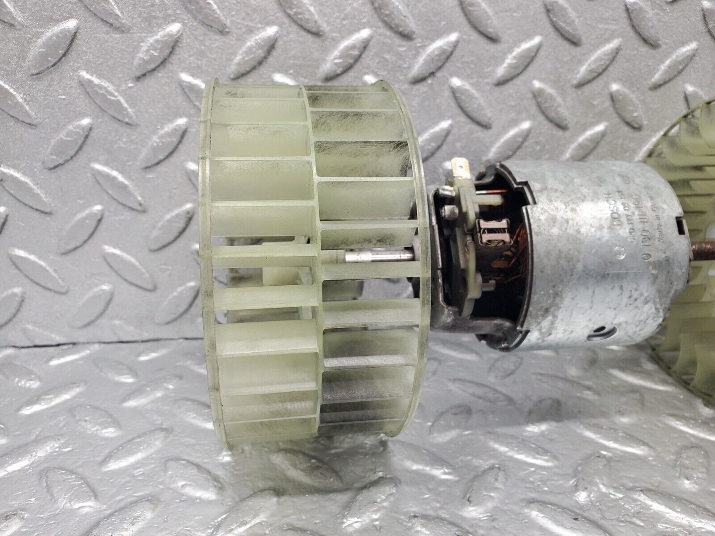 46773 Mercedes-Benz R129 320SL Coupe Heater Blower Motor Bosch 0130111190