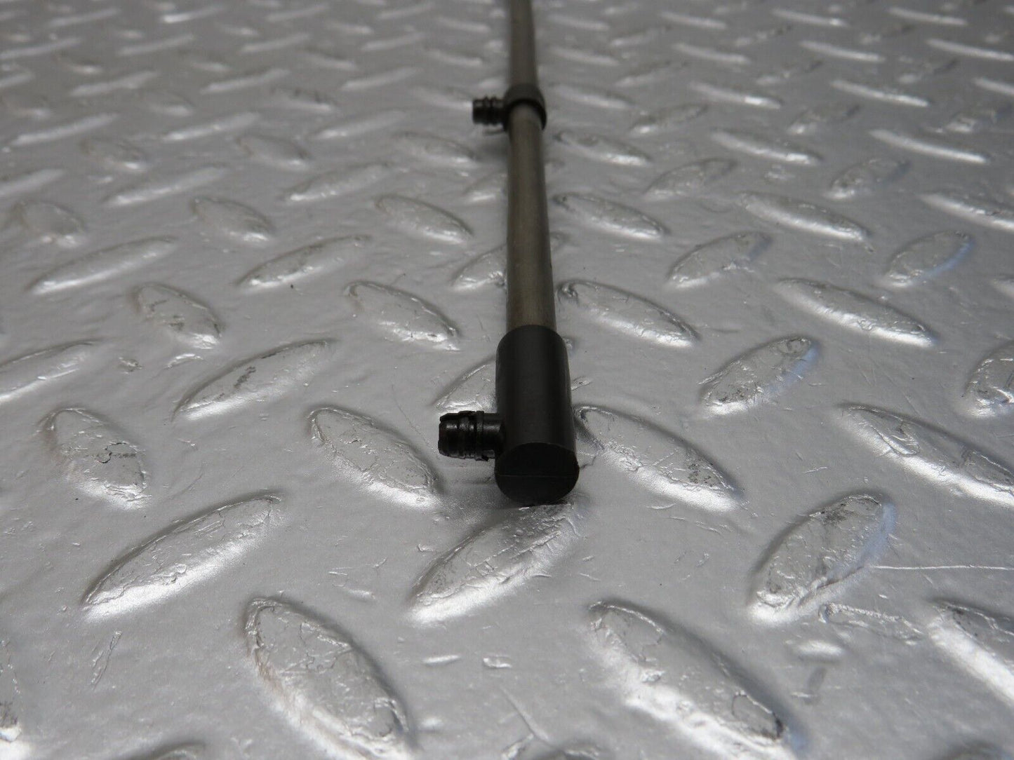 32958 Mercedes-Benz C107 R107 450 V8 Camshaft Oil Tube